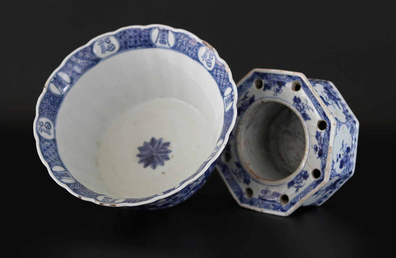 SKÅL samt STÄLL, porslin, Kina, 1700-tal.