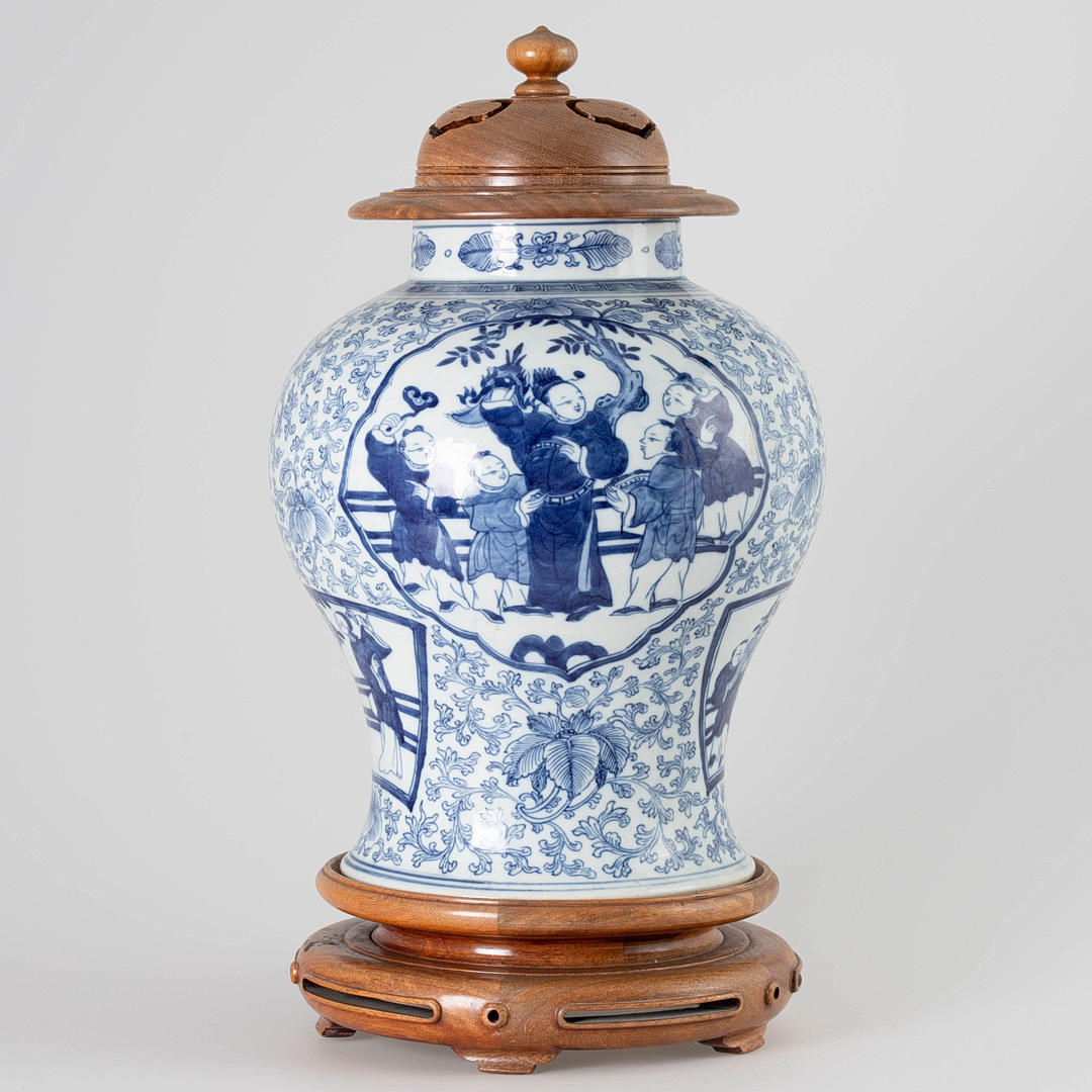 Florero chino con tapa azul y blanco.