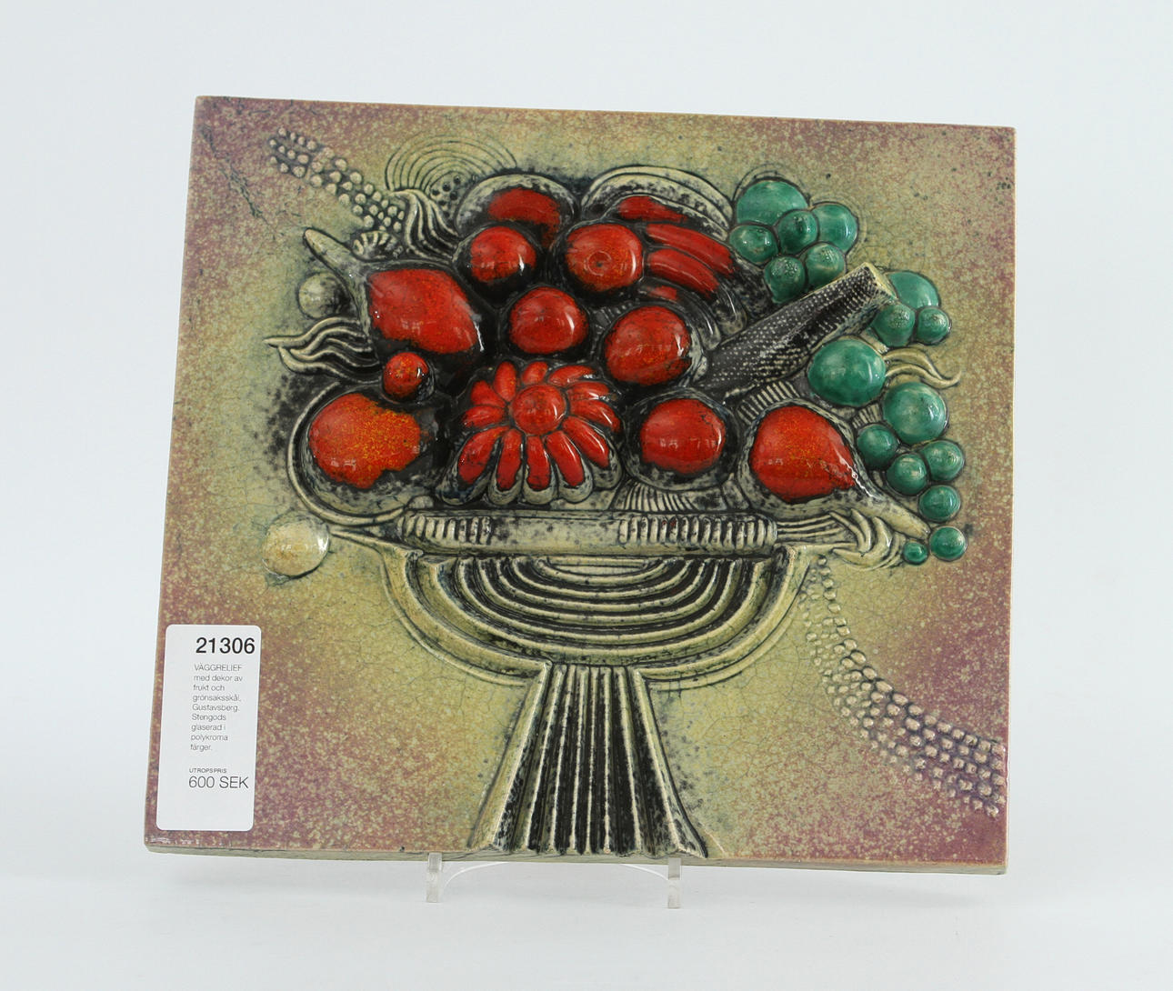 VÄGGRELIEF med dekor av frukt och grönsaksskål, Gustavsberg. Stengods glaserad i polykroma färger.