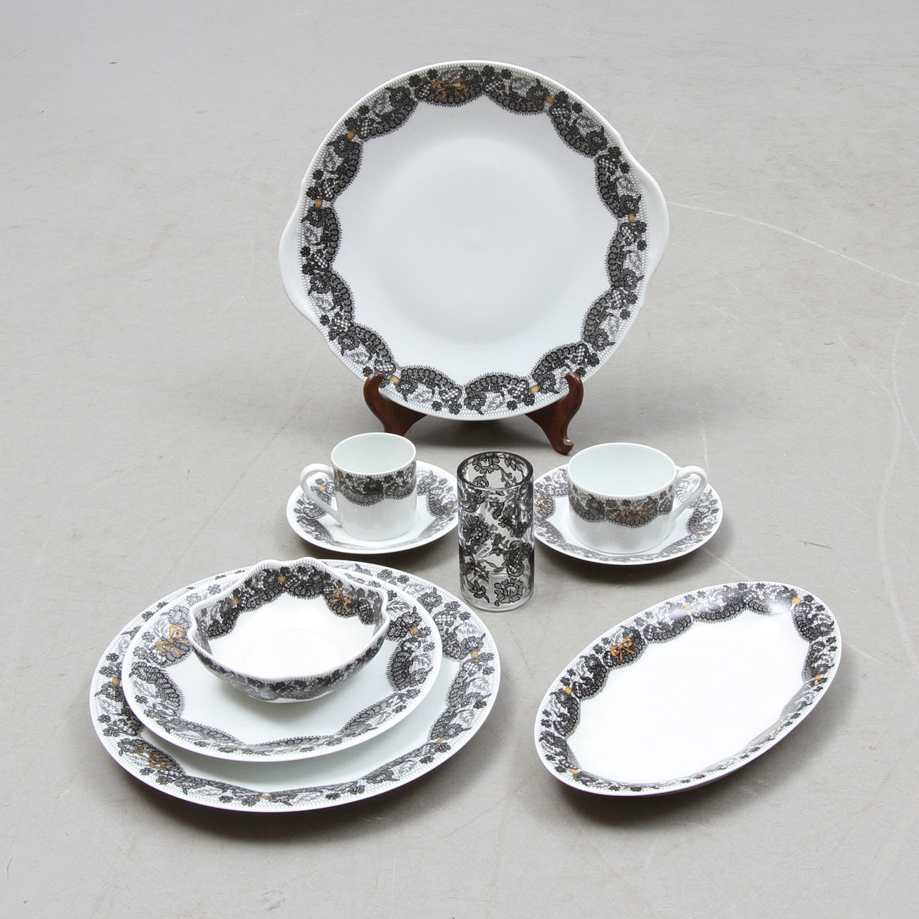 SERVIS,12 glas med ca 54 delar porslin, Georges Boyer, Limoge Frankrike för Marcel Rochas Paris.