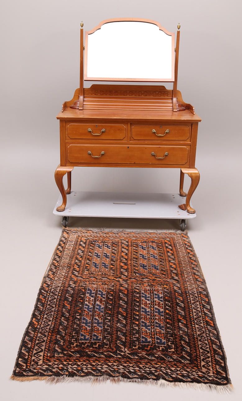 SPEGELBYRÅ, rokokostil, 1900-tal + ORIENTMATTA, handknuten.
