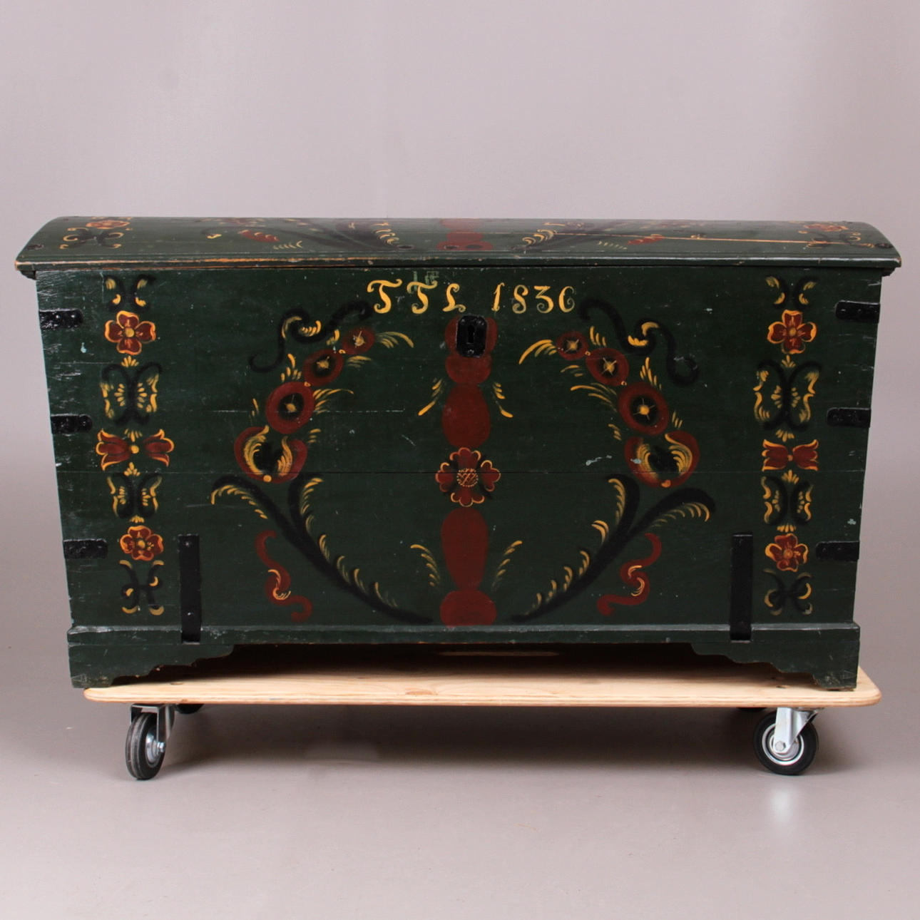 KISTA, med beslag, allmogemålad, daterad 1836.