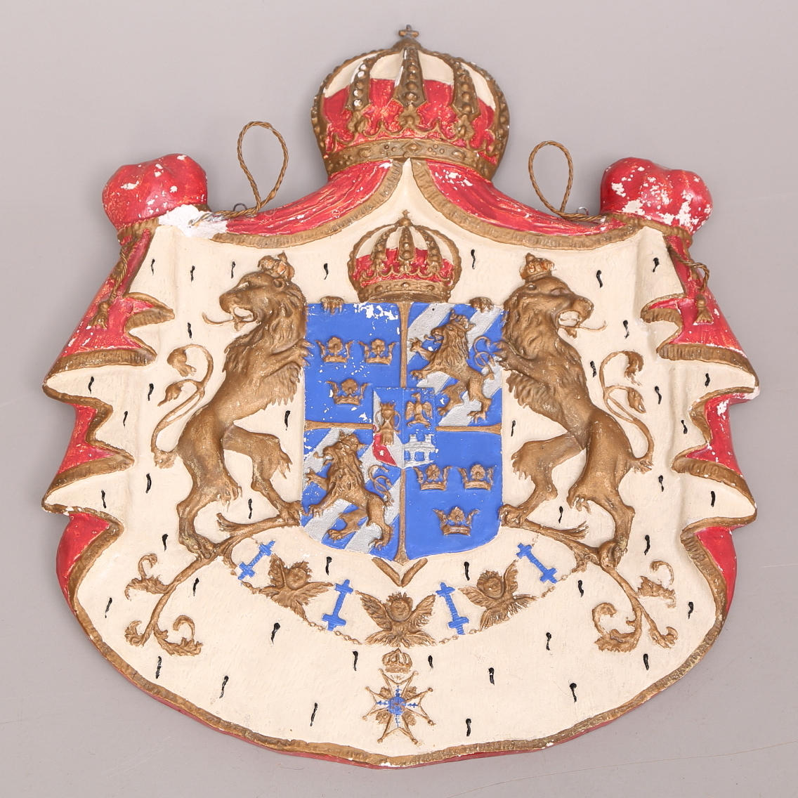 SKÖLD, gips, "H.M.KONUNGENS HOVLEVERANTÖR", tidigt 1900-tal.