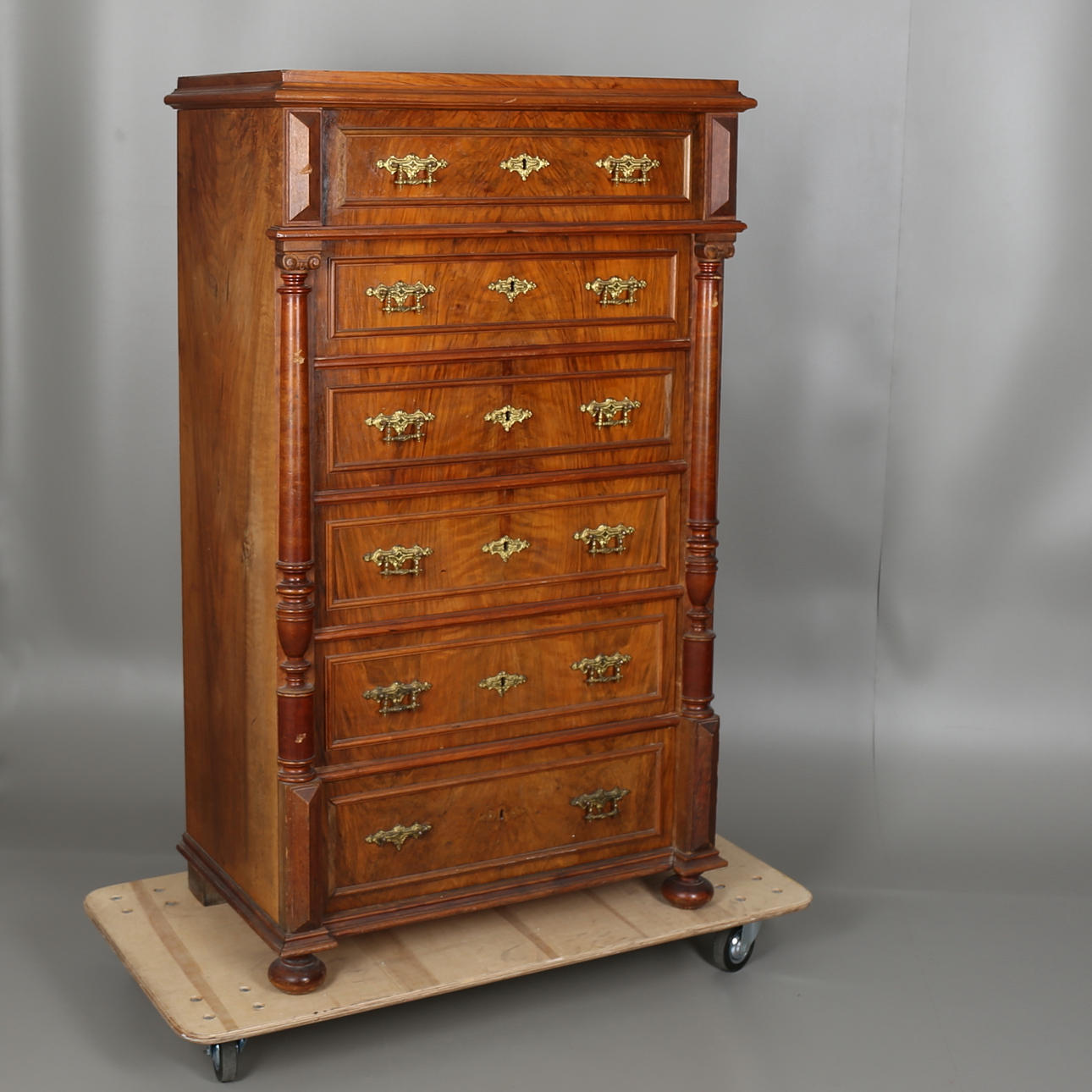 HERRBYRÅ i mahognyfanér. Nyrennässans. 1800-talets senare del.