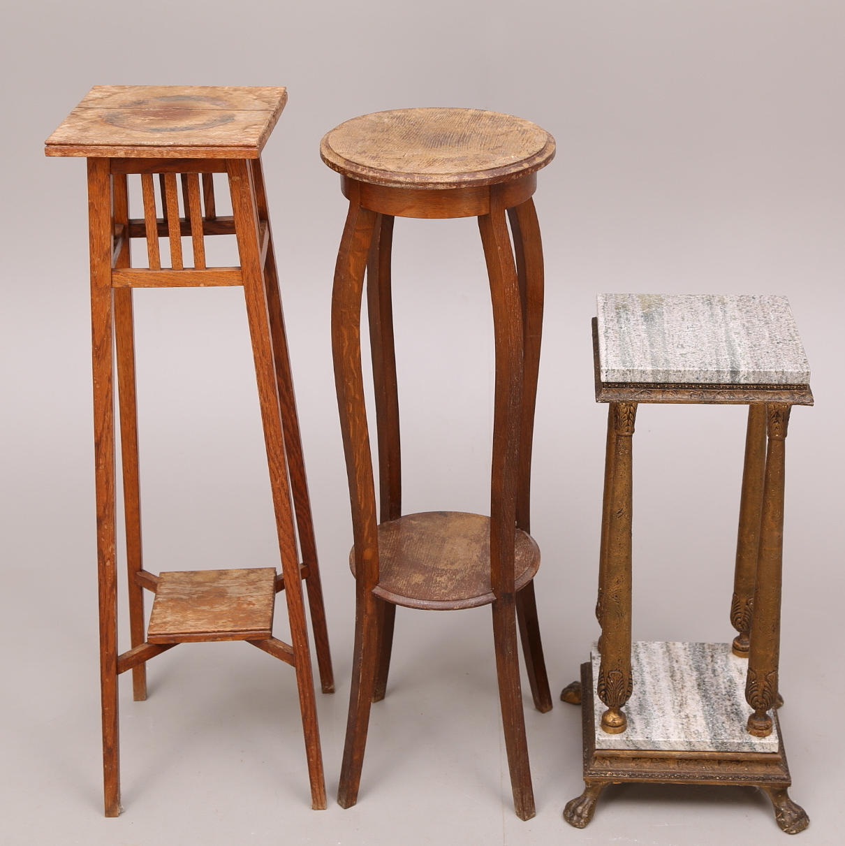 PIEDESTALER, 3 st, varav två helt i trä.