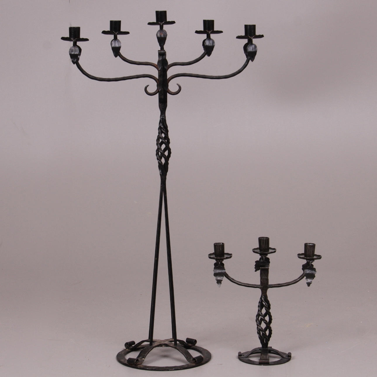 GOLV- samt BORDSLJUSSTAKE, smide, 1900-tal.