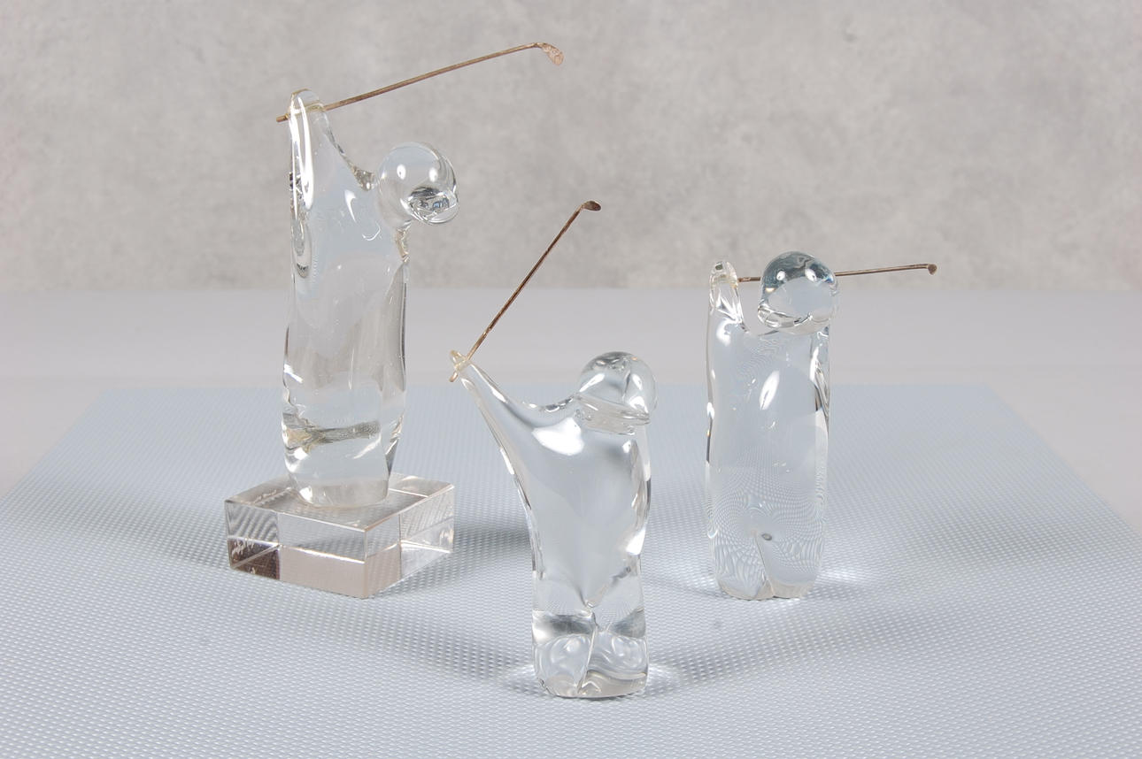 KONSTGLAS, golfspelare, klubbor i silver,signerade .