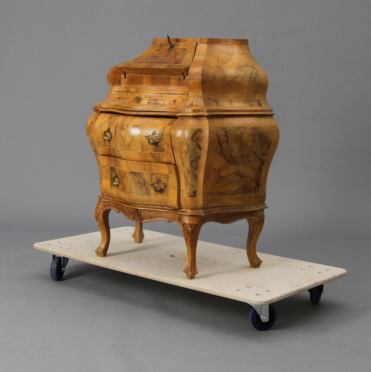 SKRIVBYRÅ, rokokostil 1900-tal, valnöt och rotfaner.