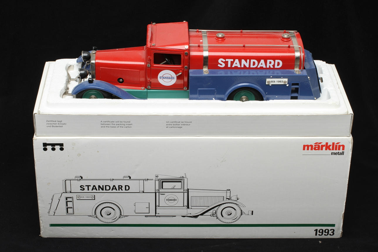 MÄRKLIN tankbil 1993 "STANDARD". Urverk med nyckel. Western Germany. Originalkartong.