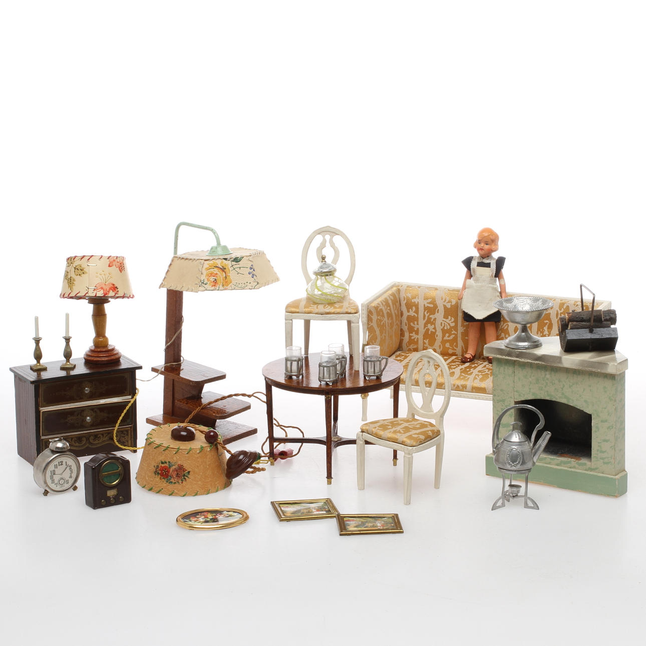 DOCKMÖBLER bland annat NOLBYN och WALTERSHAUSEN. Tillbehör och miniatyrdocka. 1800- 1900-tal.