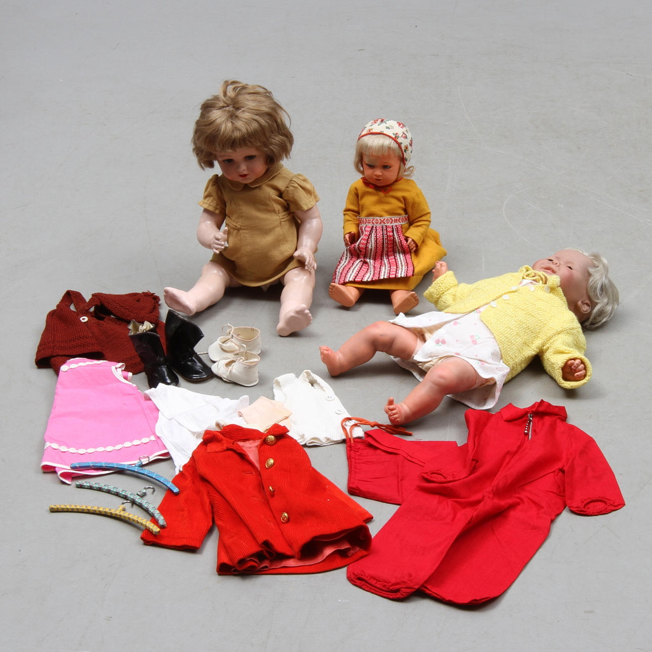 BLUNDDOCKA KÄMMER&REINHARDT, celluloid med massakropp. Kläder. Tillkommer 2 dockor.