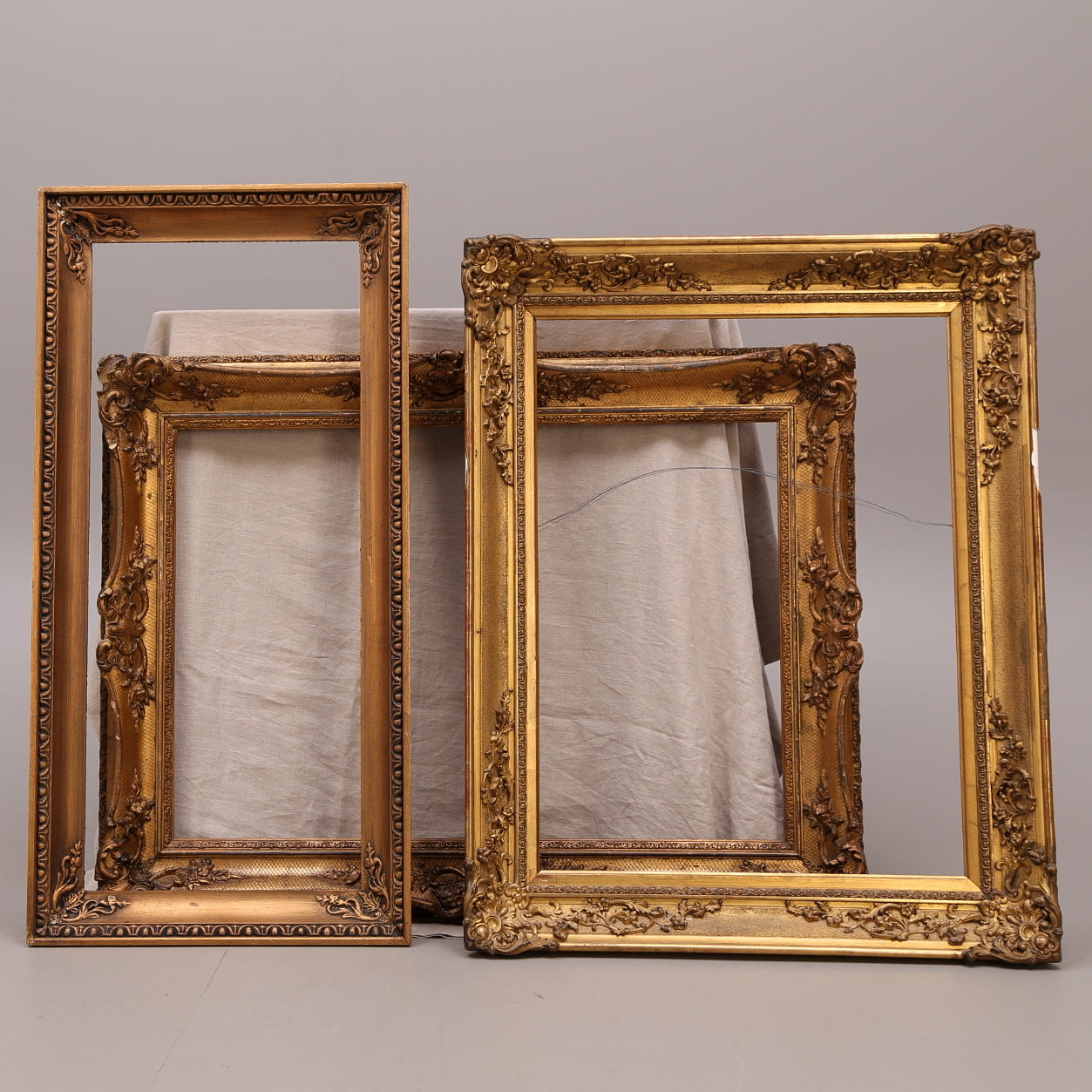 TAVELRAMAR, 3 st, förgyllt pastellage/trä, 18/1900-tal.