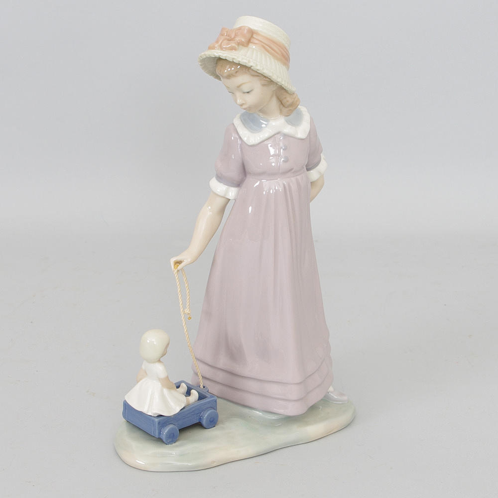 FIGURIN, flicka med dockvagn, Lladro.