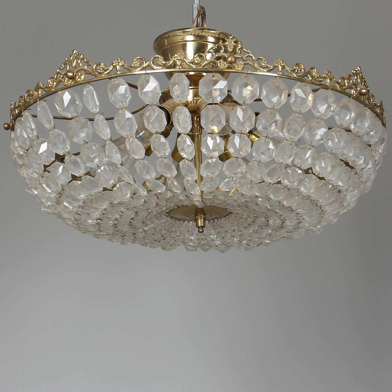 TAKARMATUR i mässing och kristall. 1900-talet.