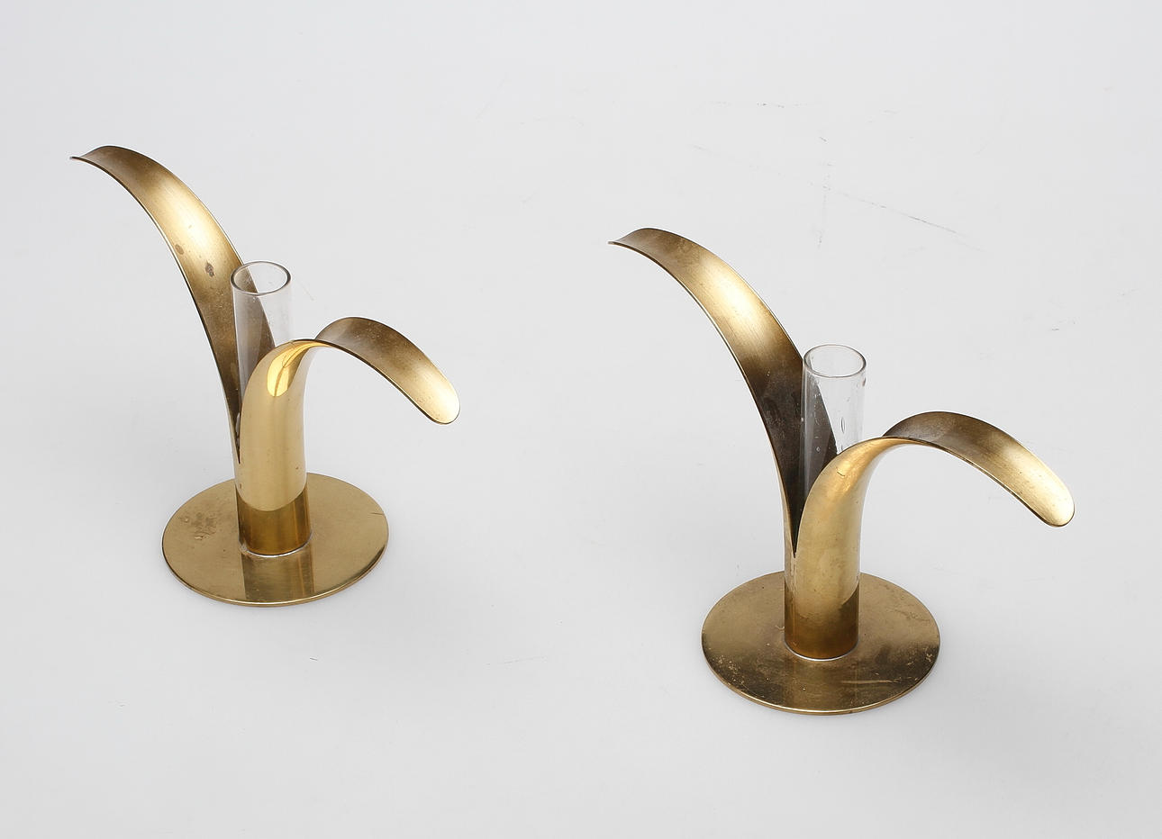 LJUSSTAKAR/VASER, ett par, mässing, "Liljan", Ivar Åhlenius Björk, Ystad Metall.