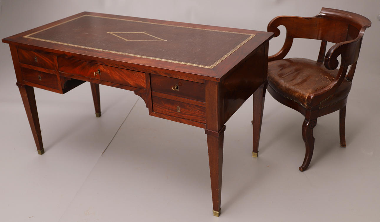 ENGLISCHER BÜROTISCH MIT FLÜGELN UND SESSEL.