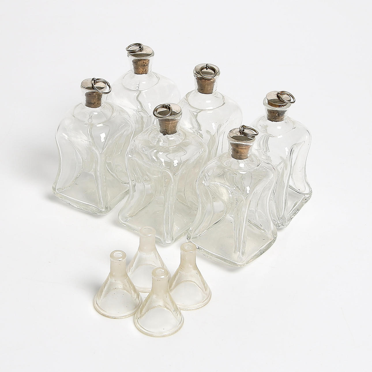 KLUCKAFLASKOR samt TRATTAR, 10 delar, glas, 1900-tal.