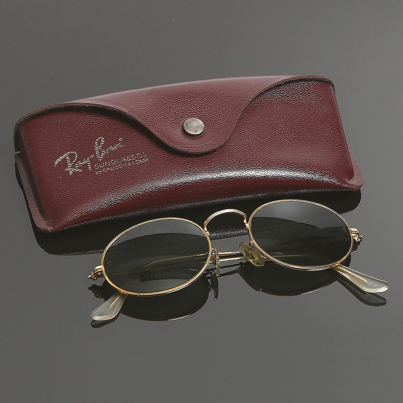 AURINKOLASIT ja kotelo, B&L, Ray-Ban, USA.