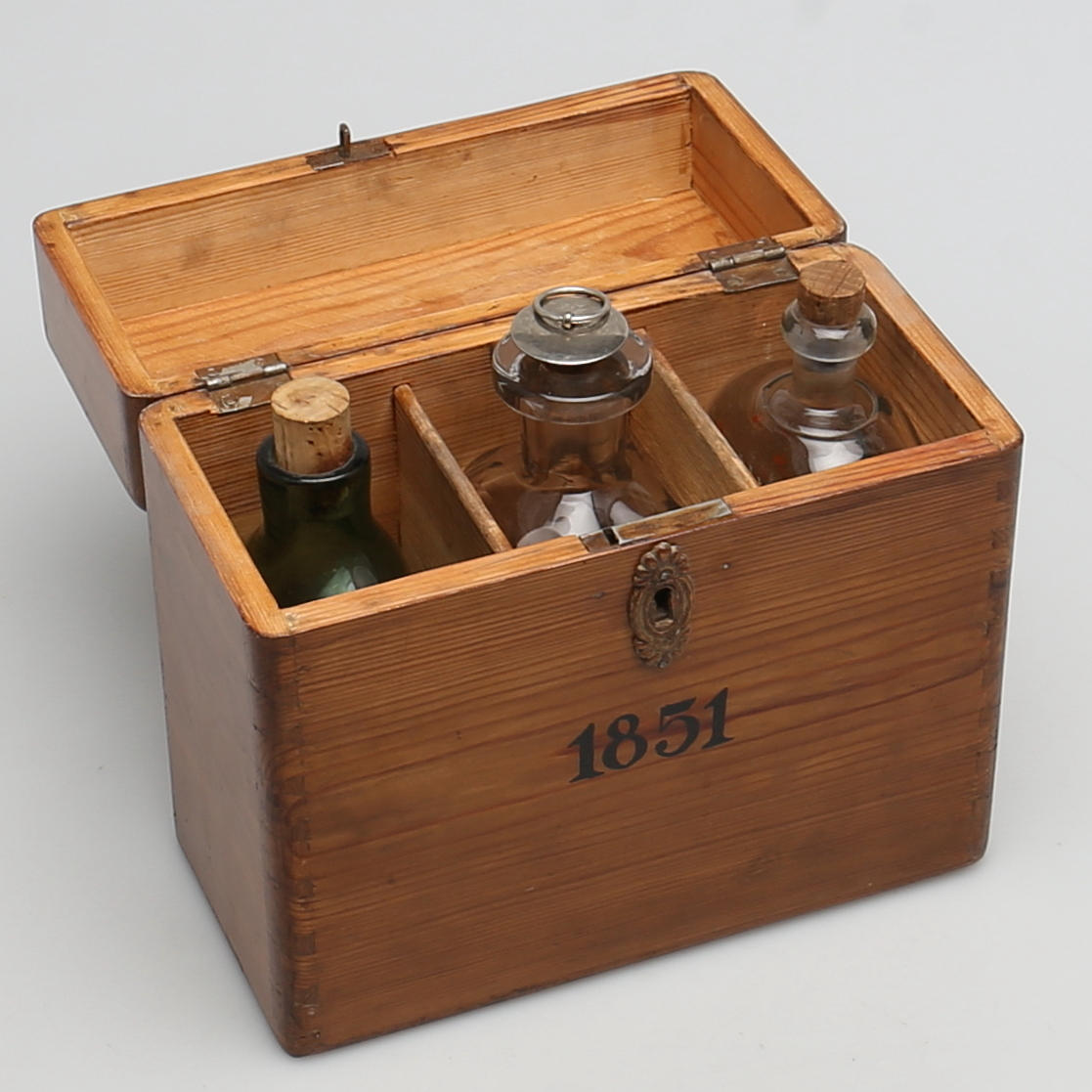 SCHATULL i björk för tre flaskor. 1800-tal.