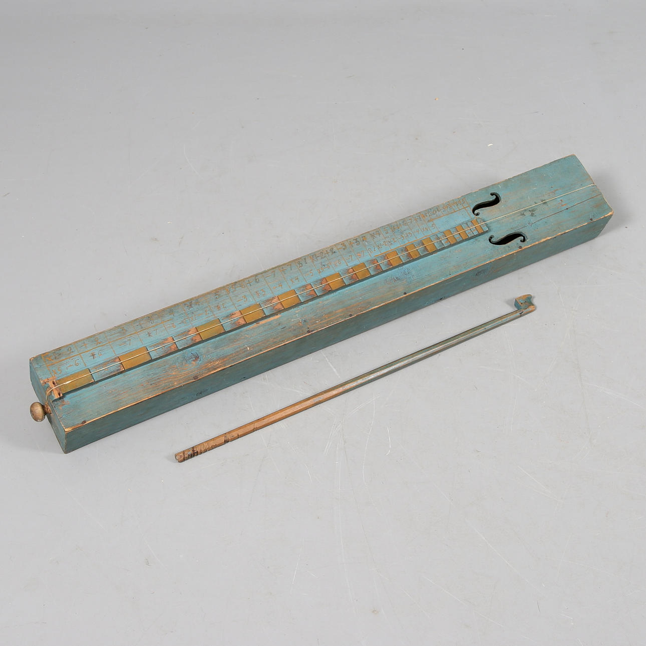 PSALMODIKON med STRÅKE, trä, 1800-tal.