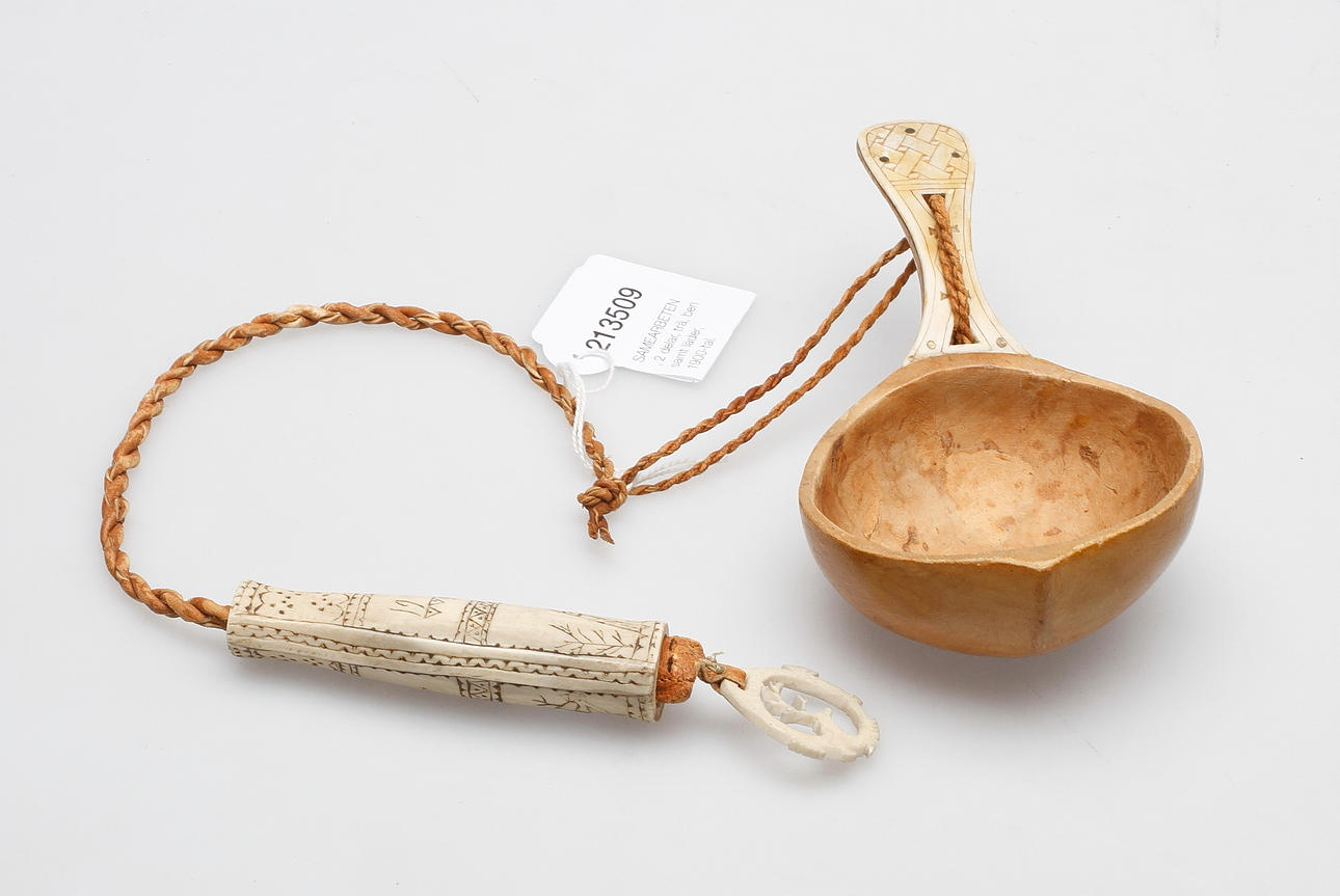 SAMEARBETEN, 2 delar, trä, ben samt läder, 1900-tal.