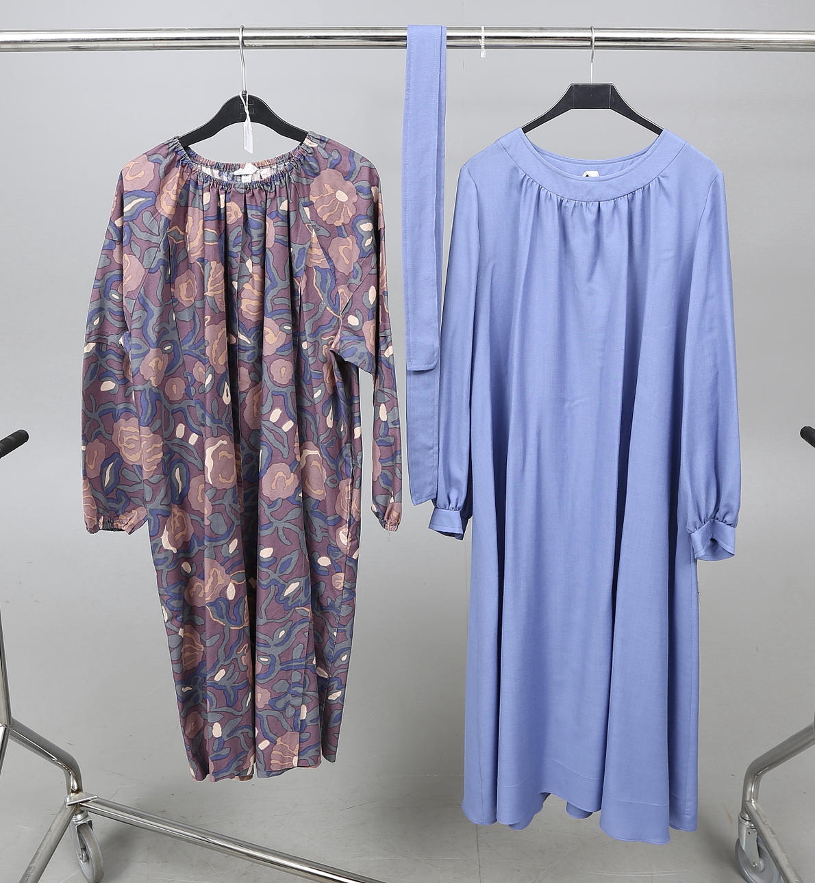 KLÄNNINGAR. 2 st, Marimekko samt Vuokko, stl M.