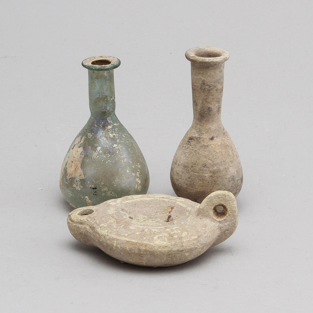 OLJELAMPA samt FLAKONG, lergods, samt FLAKONG, glas. Medelhavsområdet, troligen antikt.