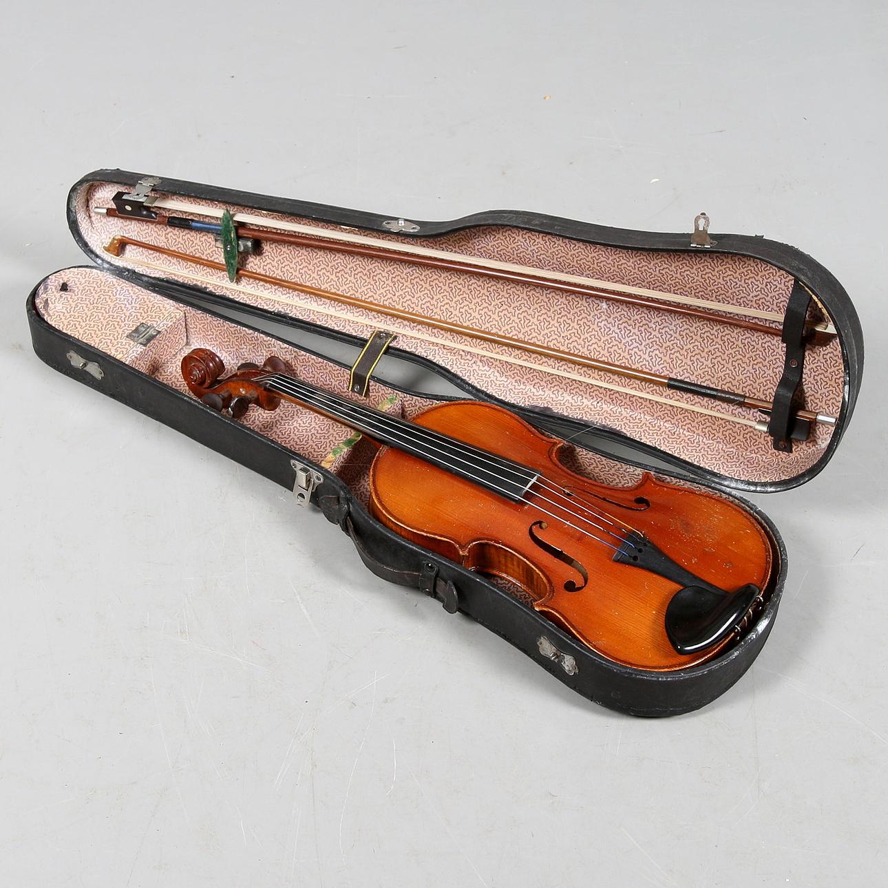 FIOL med 2 STRÅKAR samt FODRAL, 1900-talets första hälft.