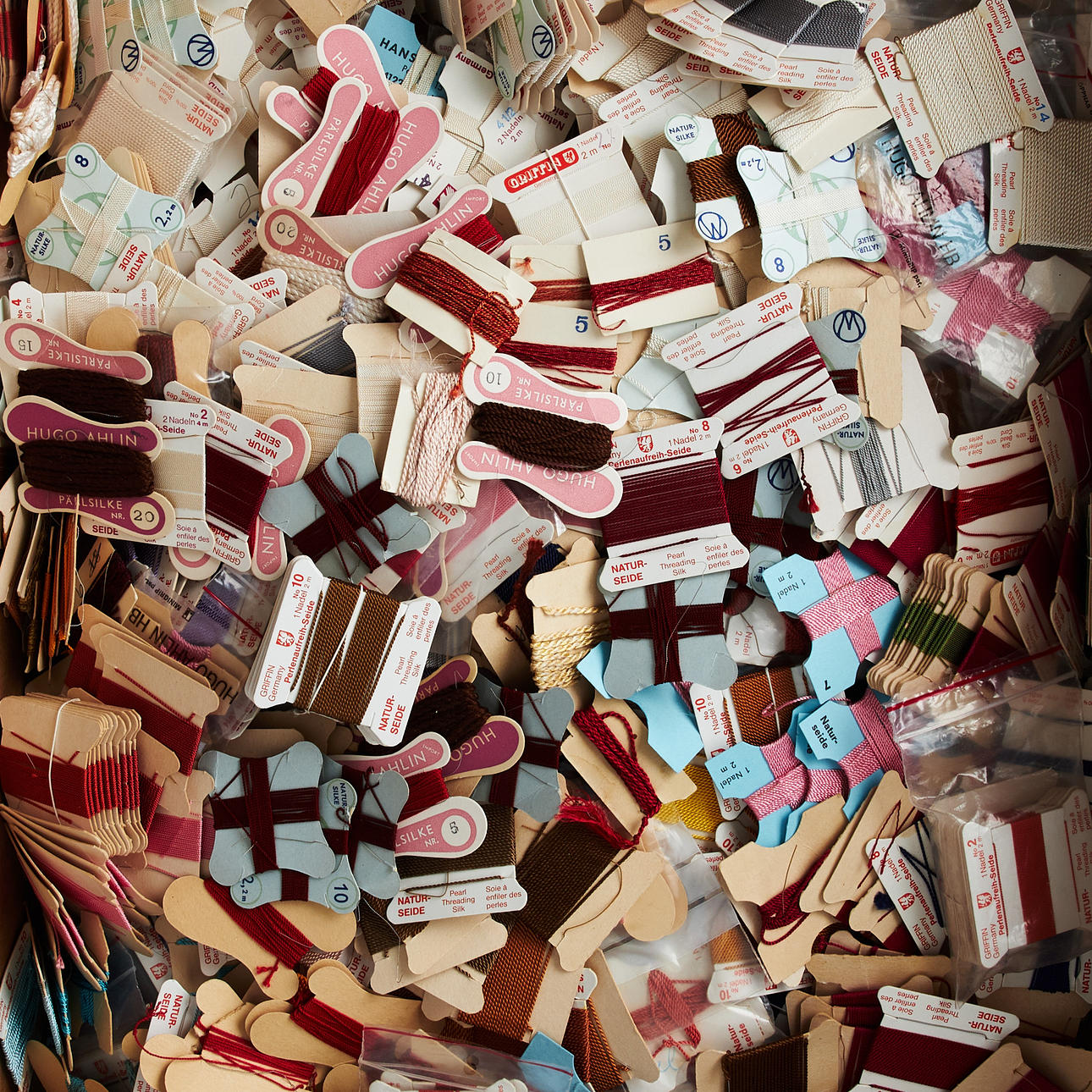 HILO DE SEDA para ensartar perlas.