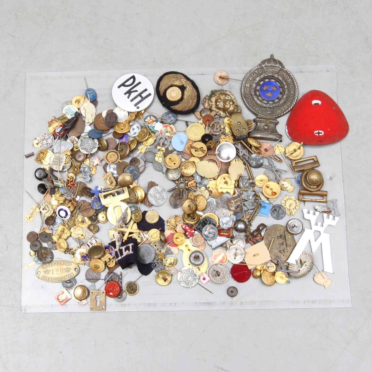 DIVERSE MÄRKEN, PINS, KYLARPRYDNAD MED MERA, 1900-tal.