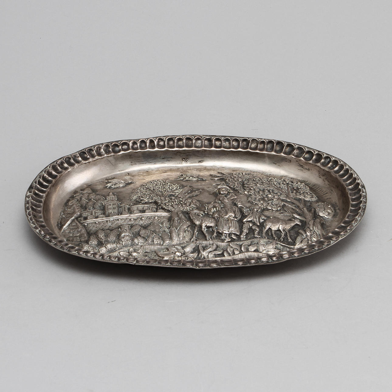 PRESENTERFAT, silver, Mantes, Frankrike, 1774-1780. Vikt ca 286g.