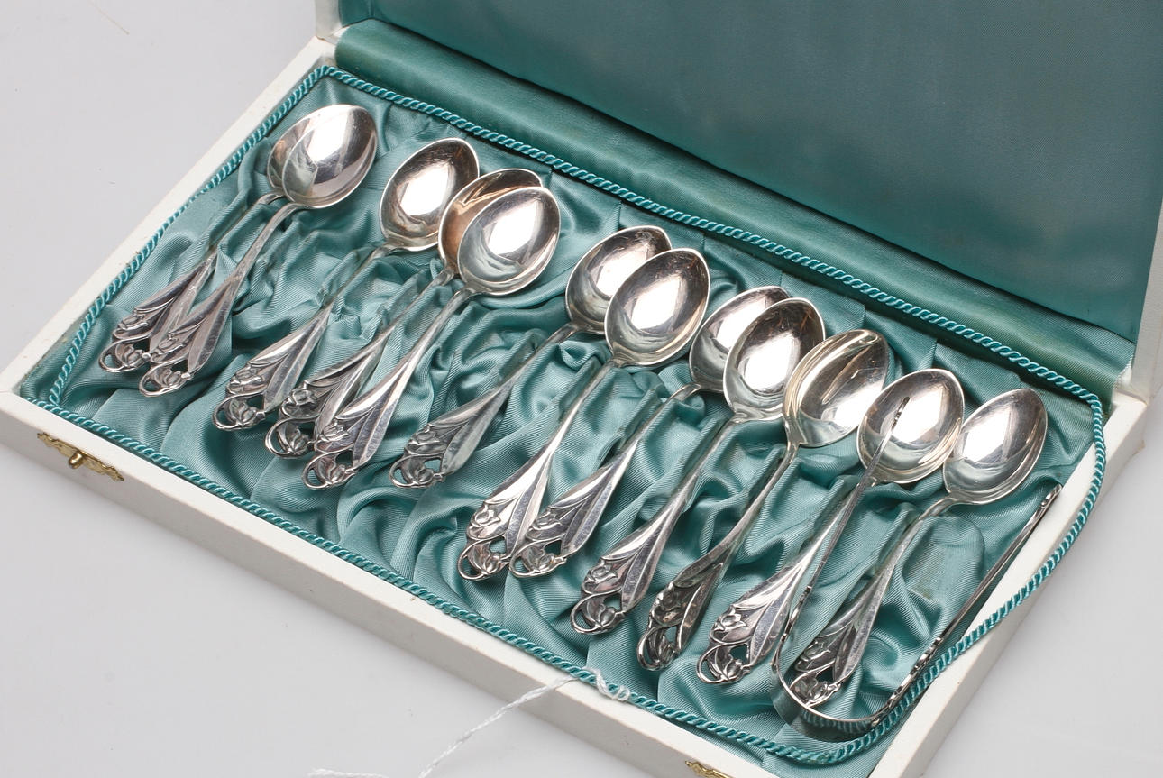 TESKEDAR, 12 st. Silver, Alton samt SOCKERTÅNG, silver. Vikt ca 148 gram.