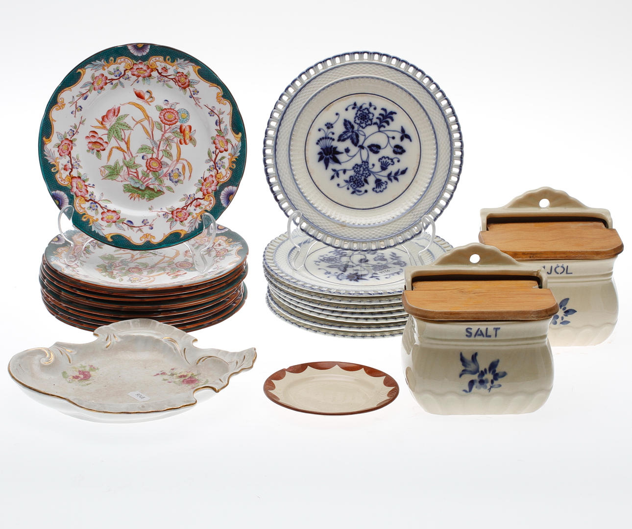 PARTI KERAMIKFÖREÅL, 23 delar, assietter, fat, mjöl och saltskeppa.