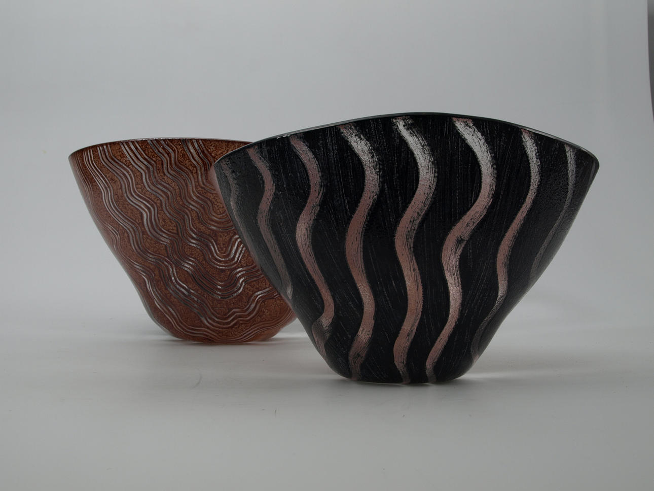 MONICA BACKSTRÖM. Skålar, glas, 2 stycken, Kosta Boda, signerade MB.