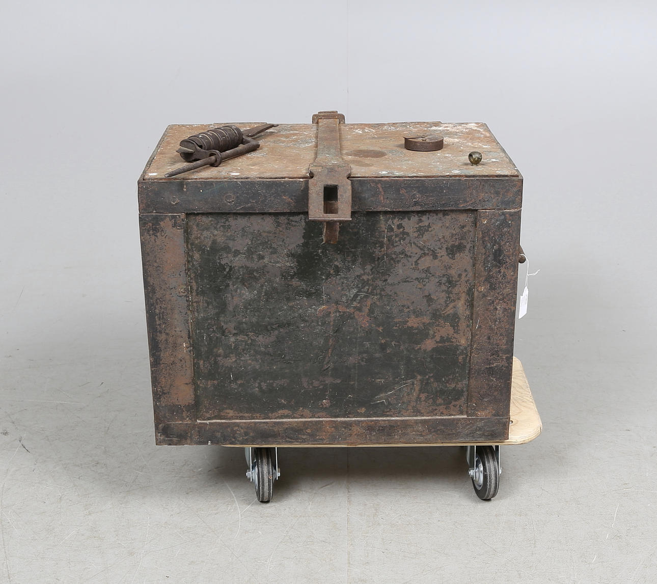 KASSASKRIN, järn och trä med 2 järnlås, proveniens Börstorp slott, 1700/1800-tal.