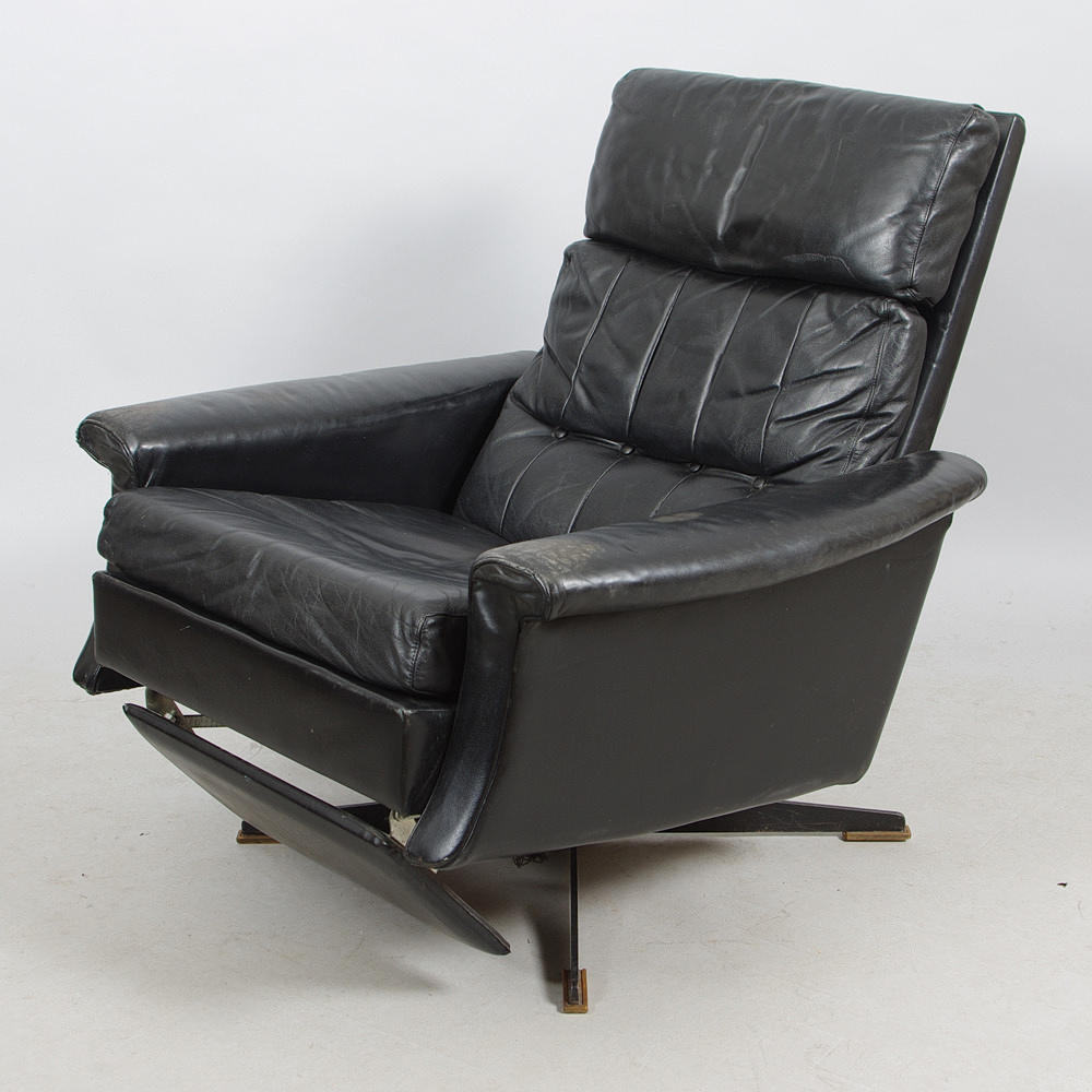 SNURRFÅTÖLJ MED UTFÄLLBAR FOTPALL, svart skinn.