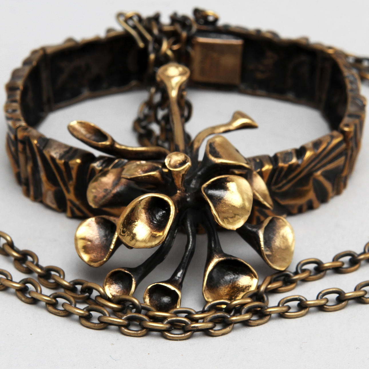 HALSBAND och ARMBAND, brons, Hannu Ikonen samt Pentti Sarpaneva.