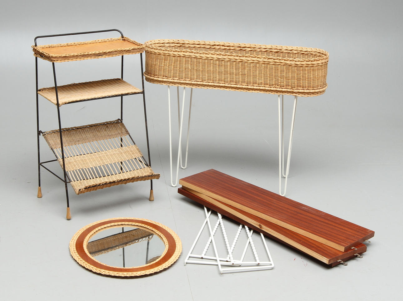 BLOMBORD, TIDNINGSBORD, SPEGEL samt HYLLA, 1950-70tal.