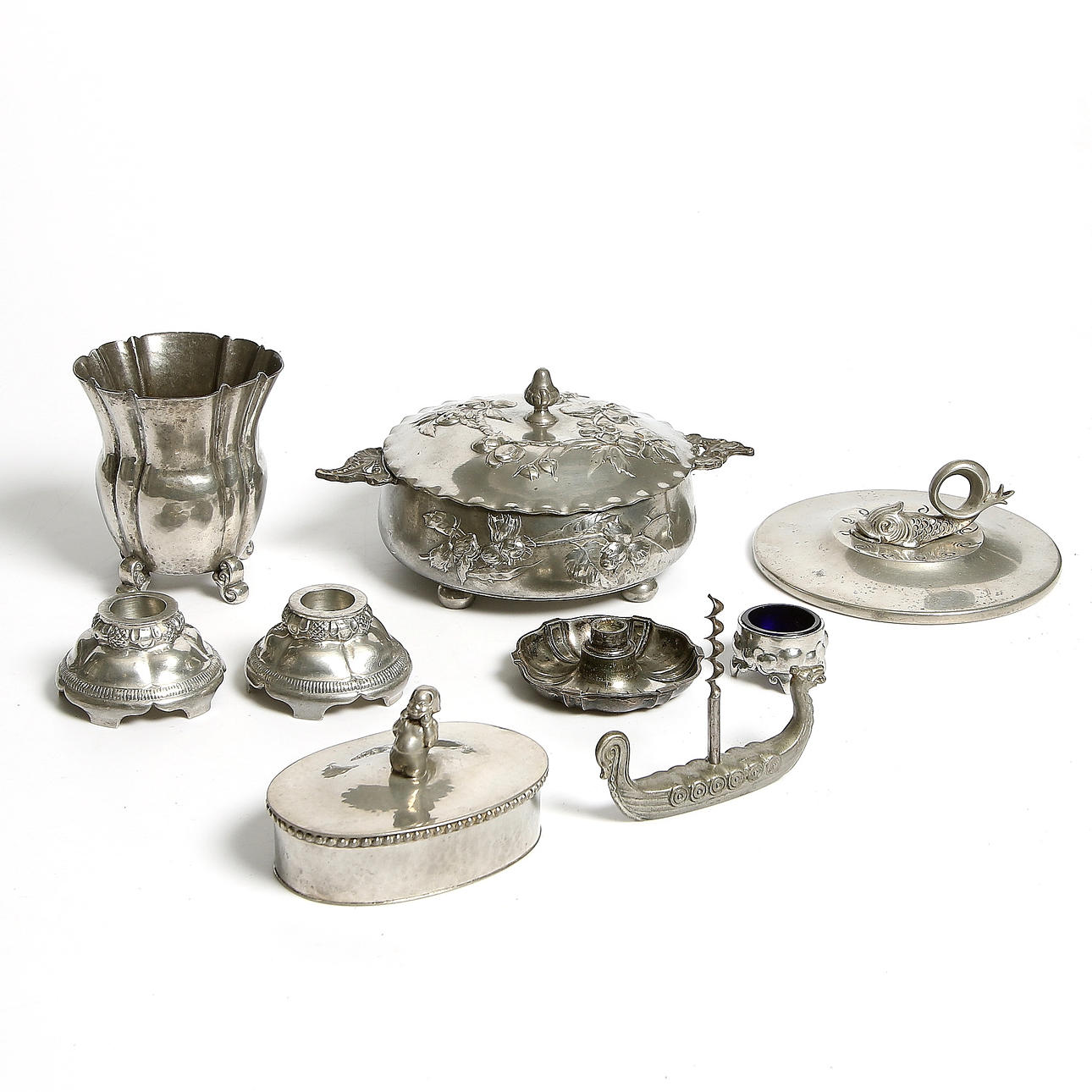 PARTI TENNFÖREMÅL, 9 delar, bl.a. lockskål, handspegel och korkskruv, art deco samt jugend, 1900-talets första hälft.