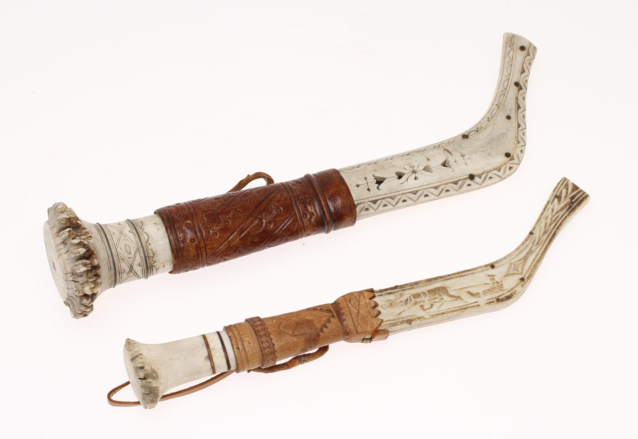 SAMEKNIVAR, 2 st, osignerade.