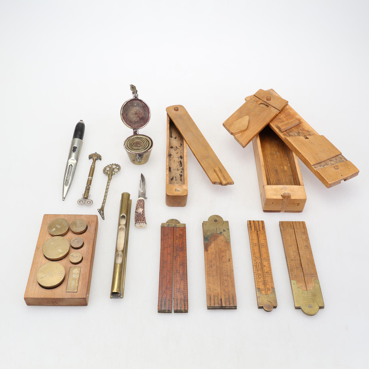 BRUKSFÖREMÅL, 12 delar,viktsatser samt mätredskap.