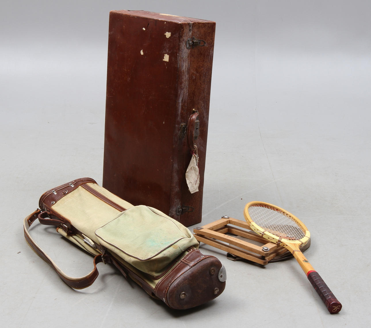 RESVÄSKA, GOLFBAG samt TENNISRACKET, 1900-tal.