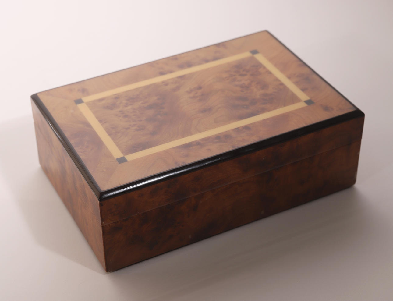 GENTILI, CAJA PURERA, root cedar wood.