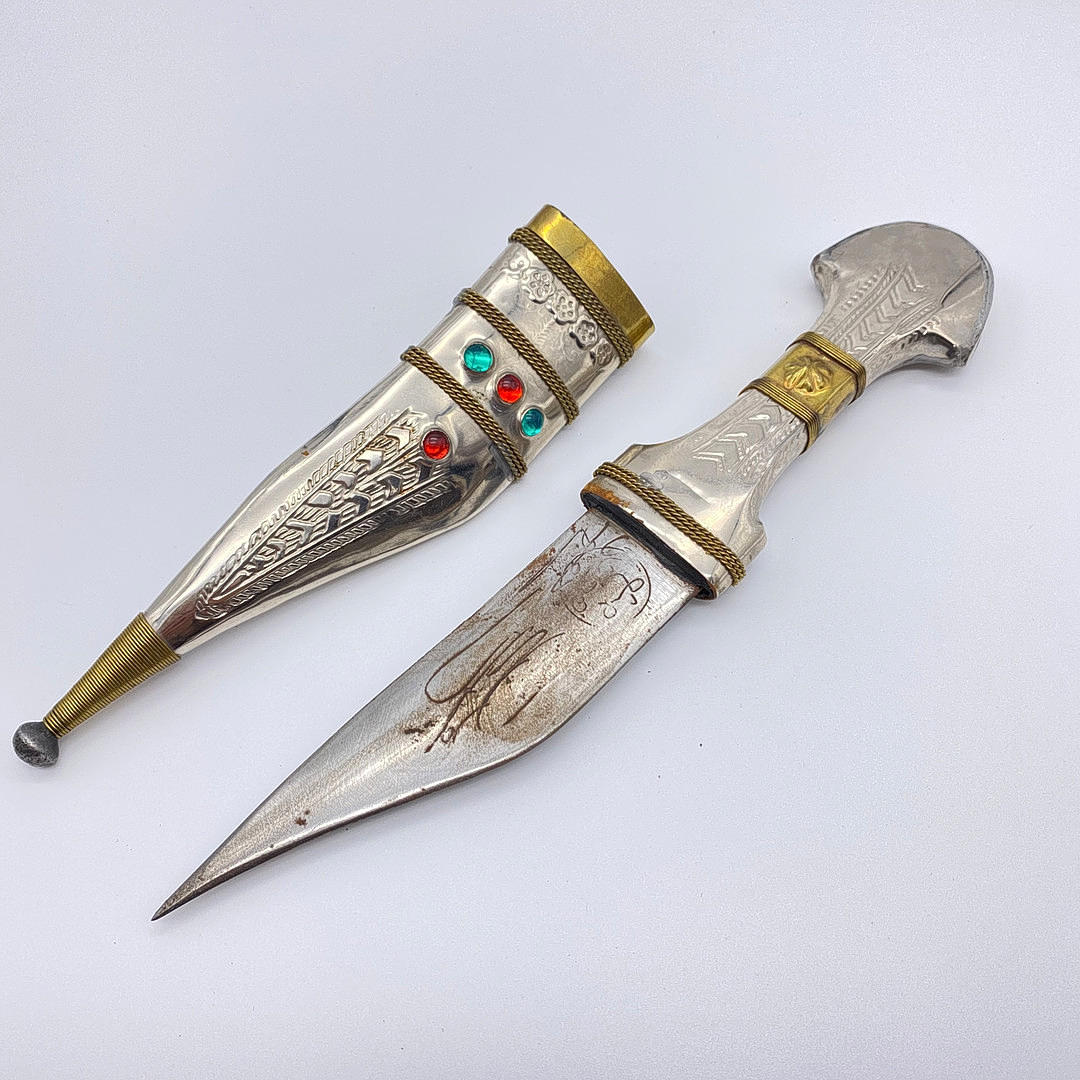 DAGGER ORIENTAL VÄRIVIVIIN KIVIIN.