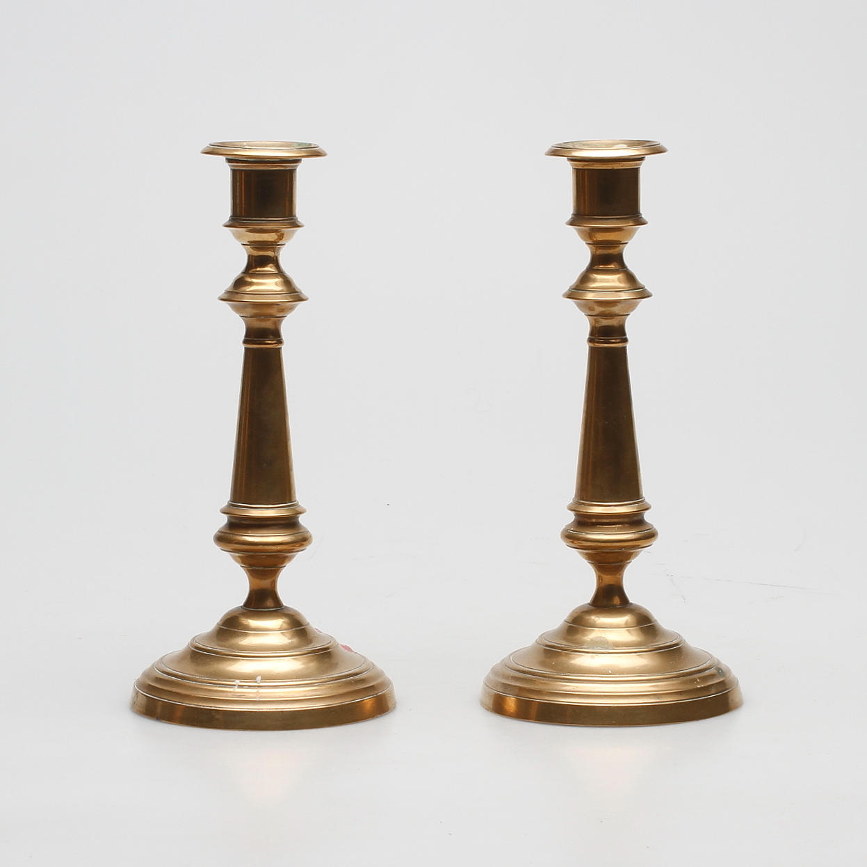 LJUSSTAKAR, ett par, mässing, Nils Petter Linderberg, Sundsvall, 1800-talets andra hälft.