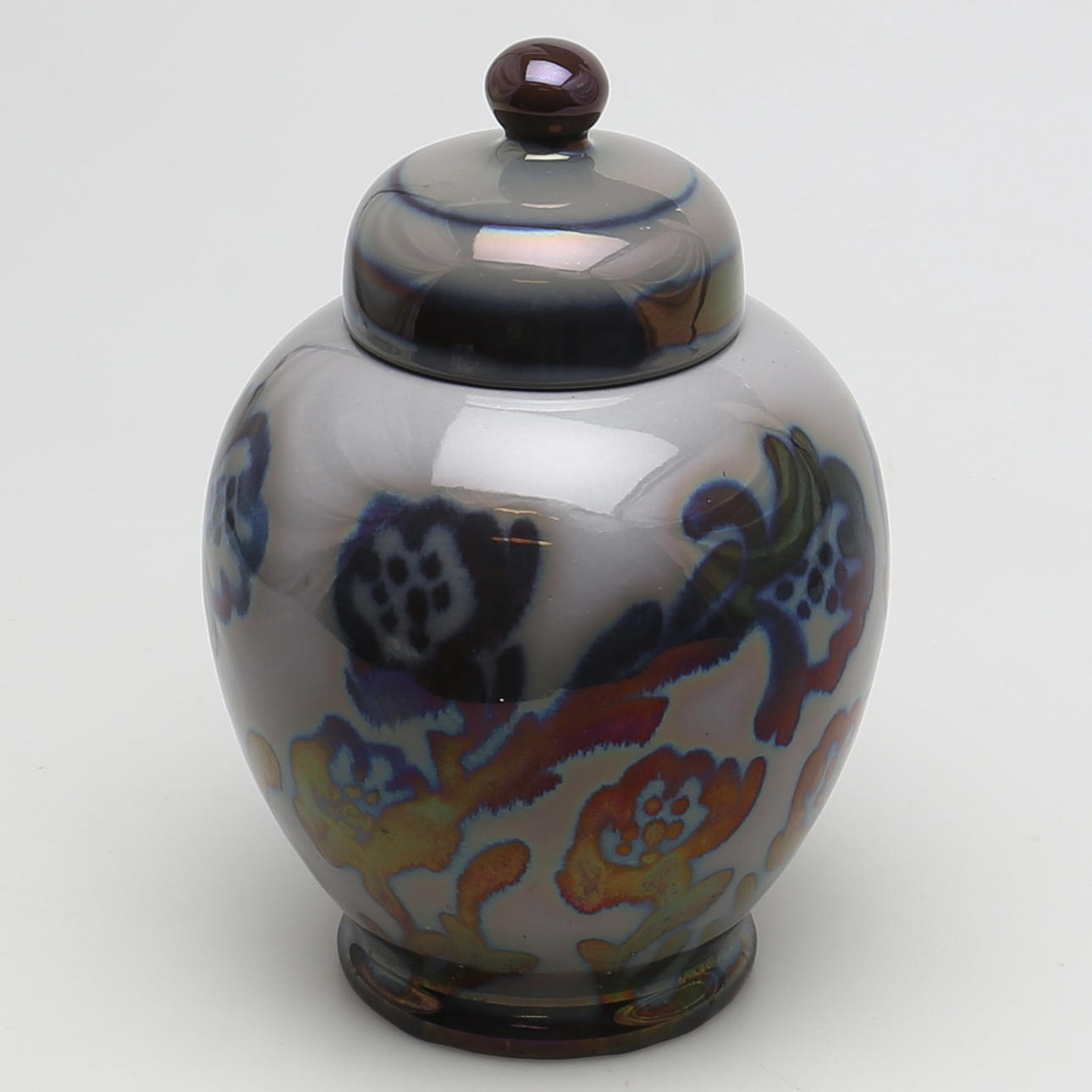 EDGAR BÖCKMAN. Bojan med lock i lysterglasyr. Höganäskeramik. Höganäs. 1915-1926. Signerad.