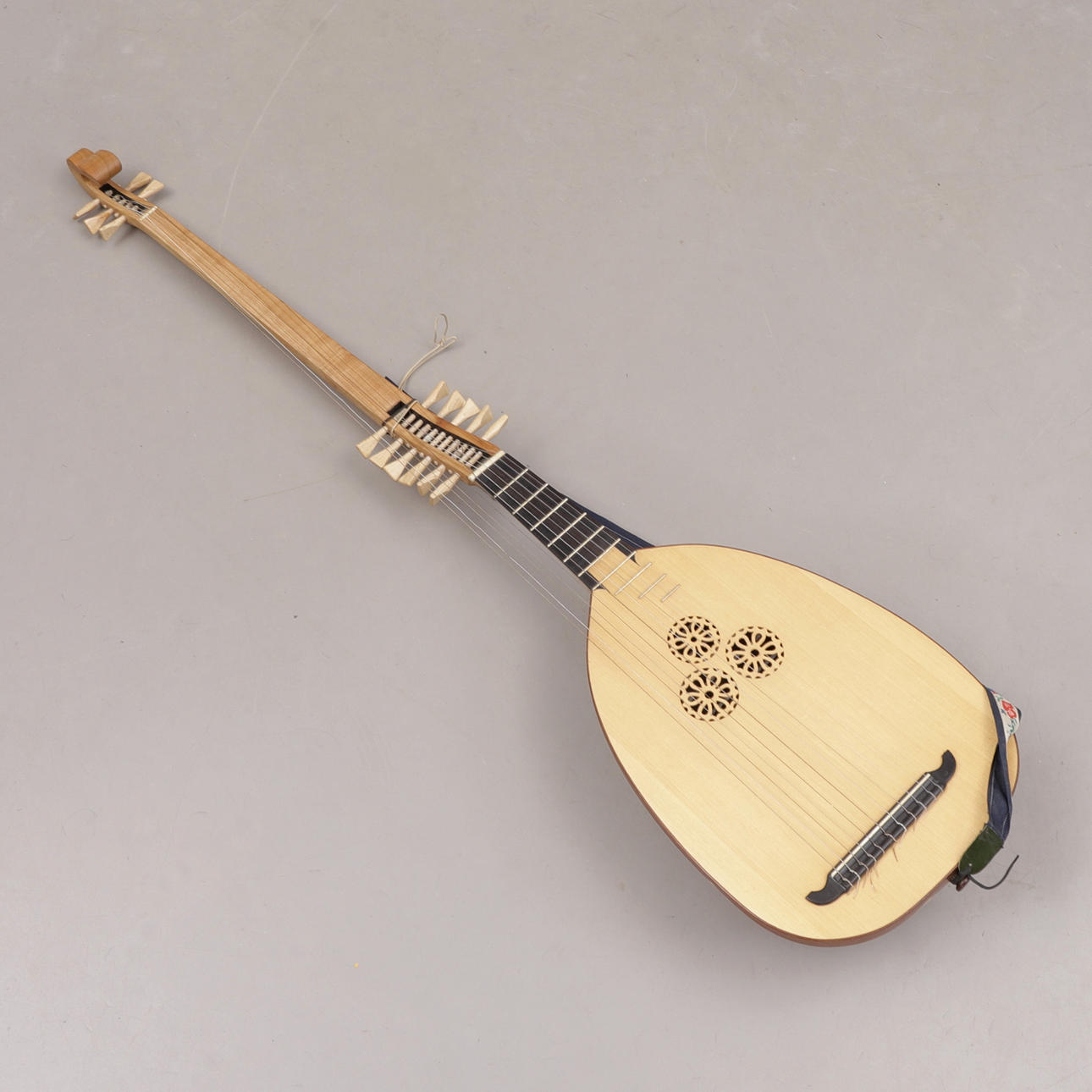 HARALD ELOFSSON. Teorb, 11-strängad långhalsluta.