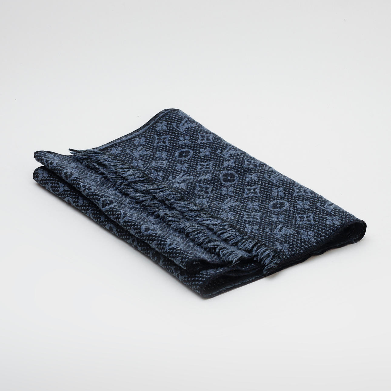 SCHAL, Louis Vuitton.