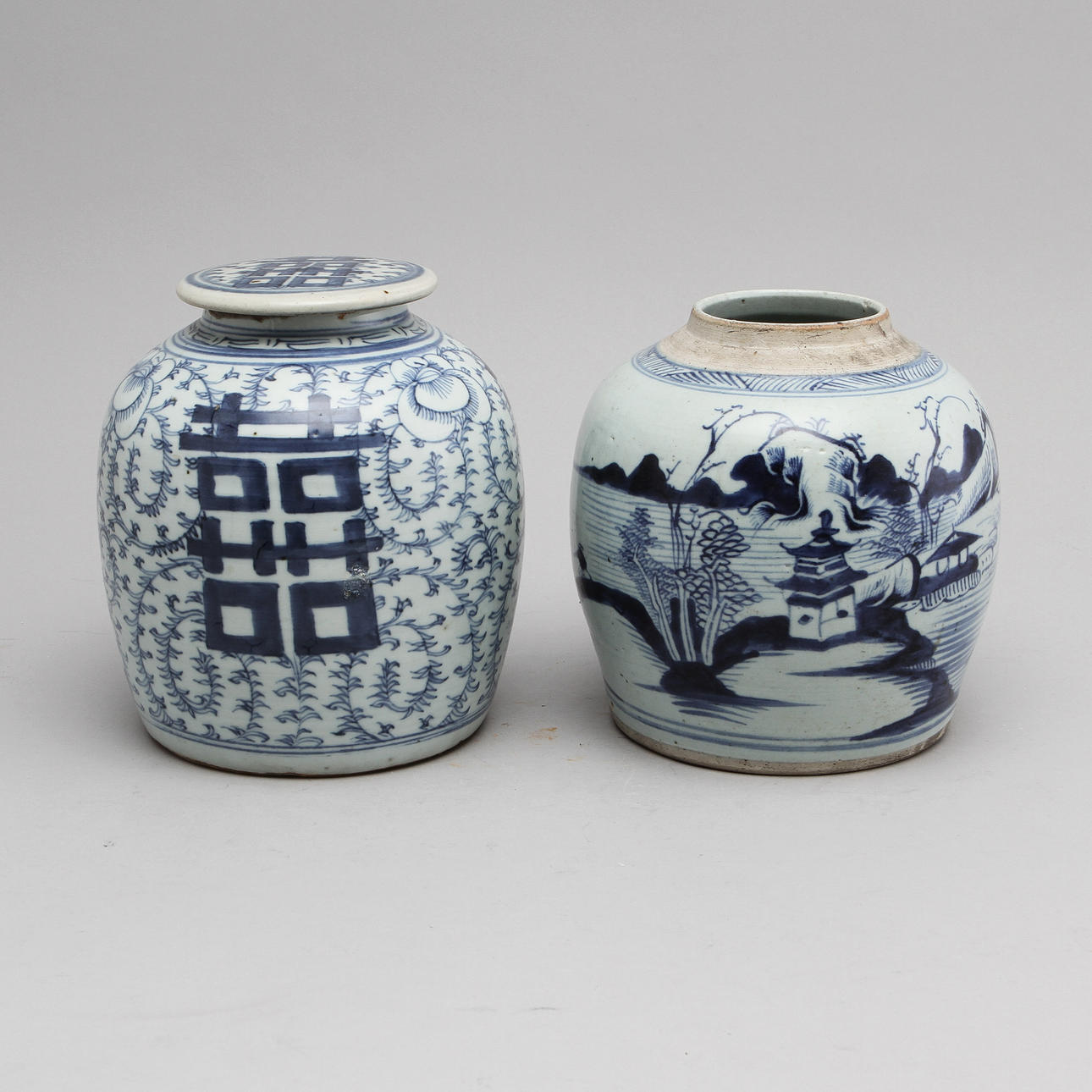 BOJANER, 2 st varav ett med LOCK, porslin, Kina, 1800-tal.