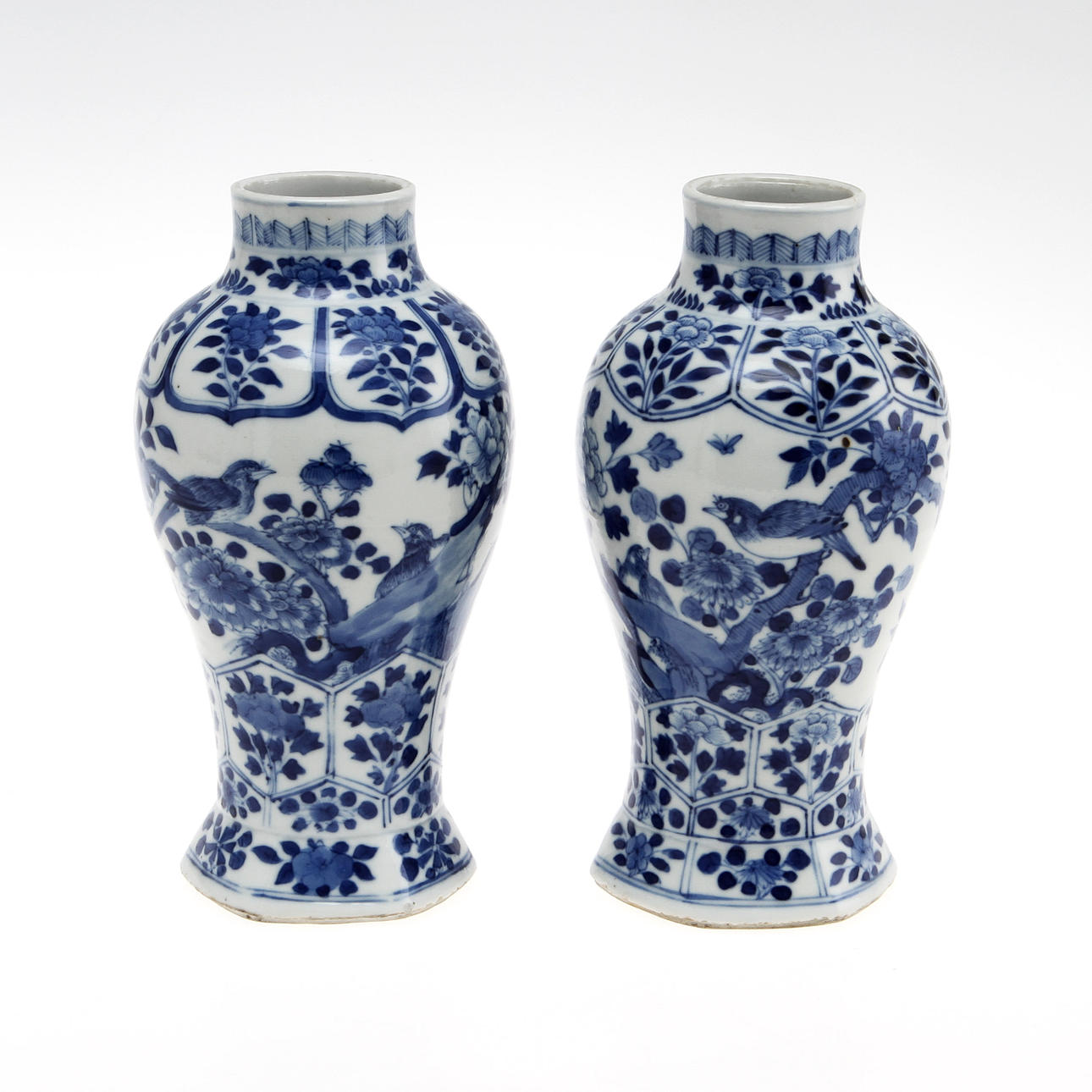 URNOR, ett par, porslin, Kina, 1800-tal.